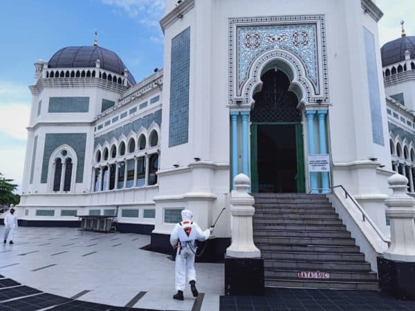 sambut_idul_fitri_sejumlah_mesjid_di_medan_disemprot_disinfektan