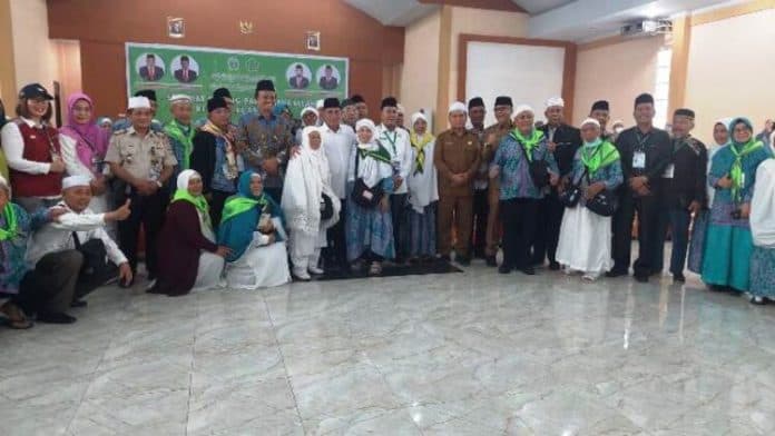 sambut_kloter_6_gubsu_wajah_jemaah_haji_semua_cerah_dan_bahagia_walaupun_lelah