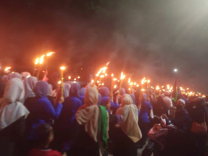 sambut_ramadhan_ribuan_umat_muslim_gelar_pawai_obor_di_medan