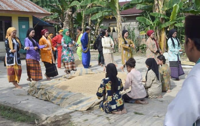 sanggar_seni_pusaka_aru_teater_garis_lestarikan_budaya_lewat_tarian_adat