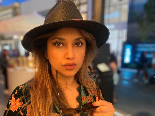 sarah_azhari_akui_suaminya_belum_mau_tampil_di_depan_publik