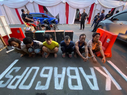 sarang_narkoba_di_jalan_jermal_xv_percut_digerebek_6_orang_diamankan
