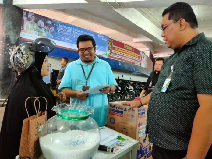 sasar_peserta_bpu_bpjamsostek_kisaran_jemput_bola_pasar_inpres