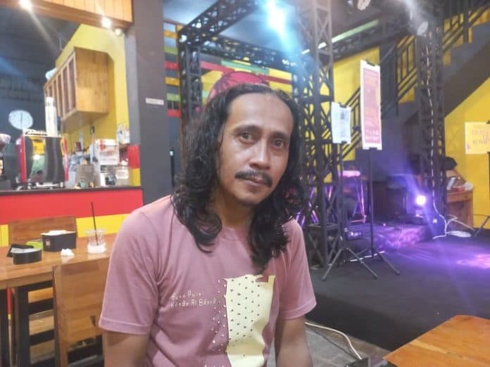 sastrawan_hasan_al_banna_puisi_sebagai_cermin_kemanusiaan_dan_ruang_perayaan