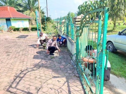sat_binmas_polres_batu_bara_ajak_satpam_bersihkan_pekarangan_rumah_ibadah