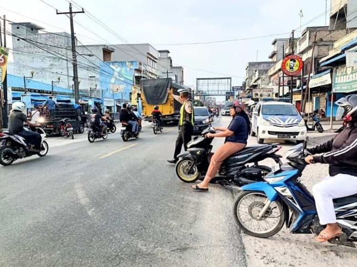 sat_lantas_batu_bara_tata_lalin_sembari_sampaikan_imbauan