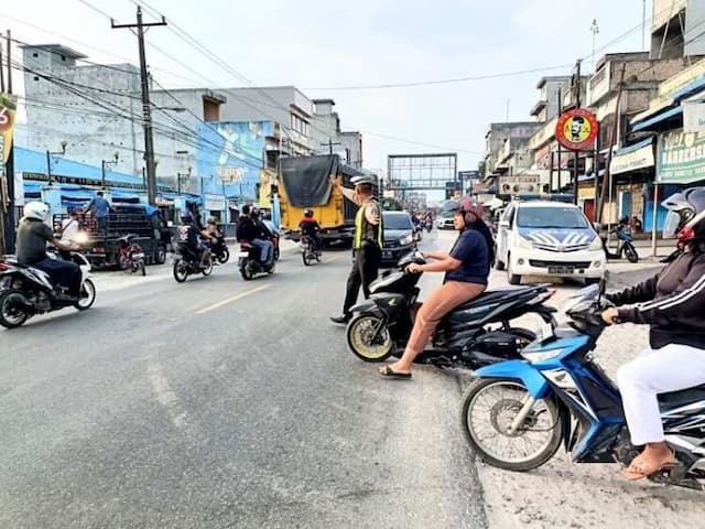 sat_lantas_batu_bara_tata_lalin_sembari_sampaikan_imbauan
