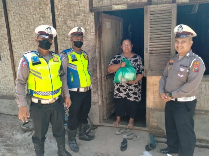 sat_lantas_polres_serdang_bedagai_bagi_paket_sembako_ke_masyarakat_kurang_mampu