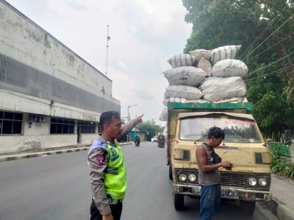sat_lantas_polres_siantar_tilang_truk_bawa_muatan_berlebihan