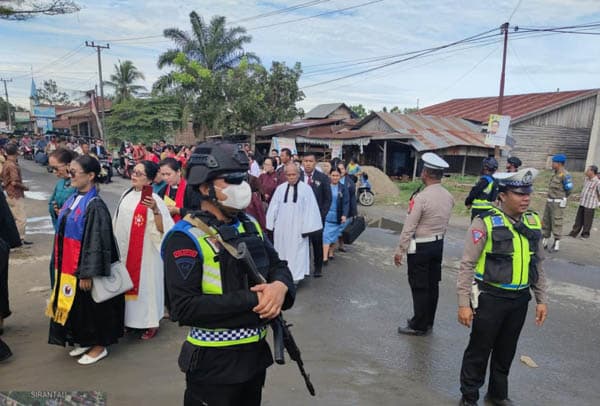 sat_lantas_polres_tanjung_balai_amankan_pawai_natal_oikumene
