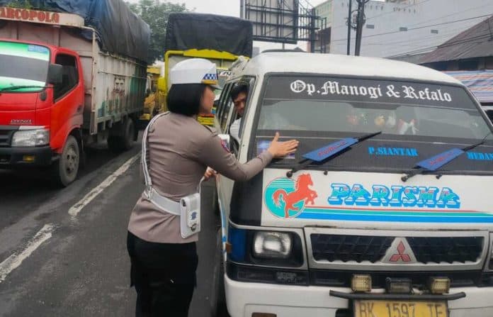 sat_lantas_polresta_deli_serdang_tempel_stiker_mobil_pengguna_jalan