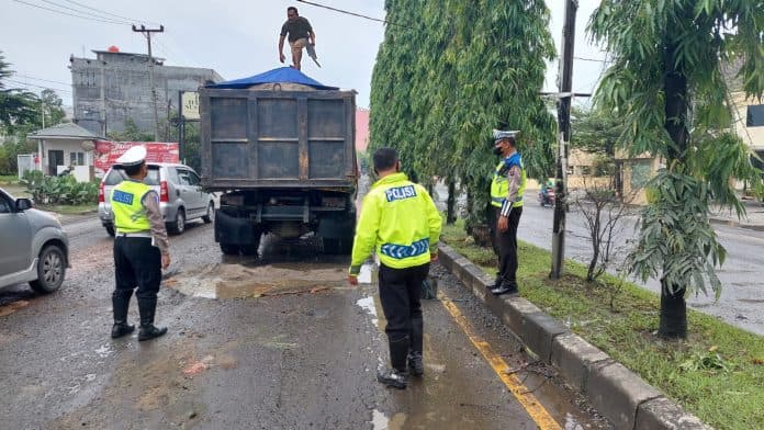 sat_lantas_polresta_deli_serdang_timbun_jalan_rusak
