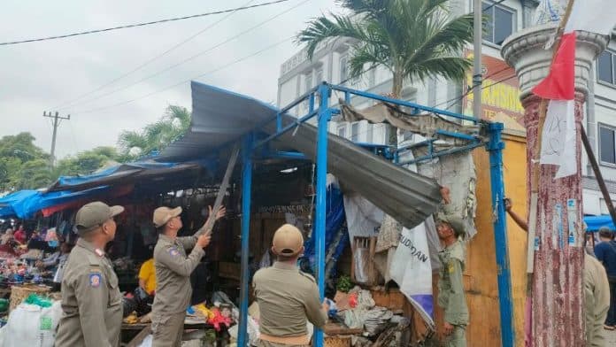 sat_pol_pp_tertibkan_pkl_di_pasar_simpang_limun