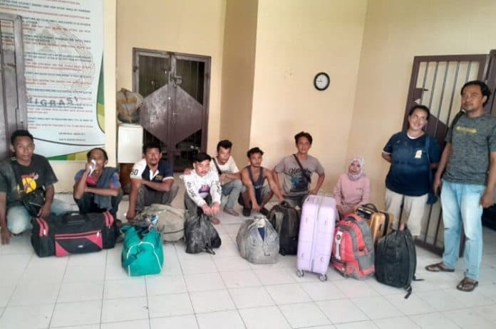 satgas_catur_bais_tni_dan_imigrasi_tba_amankan_9_pmi_ilegal