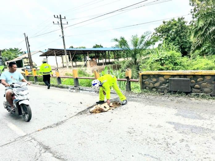 satlantas_polres_batu_bara_timbun_jalinsum_berlubang_minimalisir_kemacetan