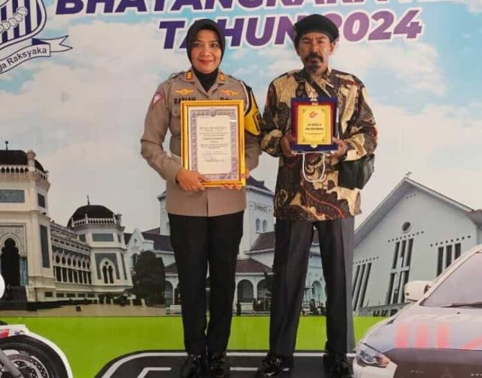 satlantas_polres_karo_dan_carles_gondrong_raih_juara_ii_local_heroes_award