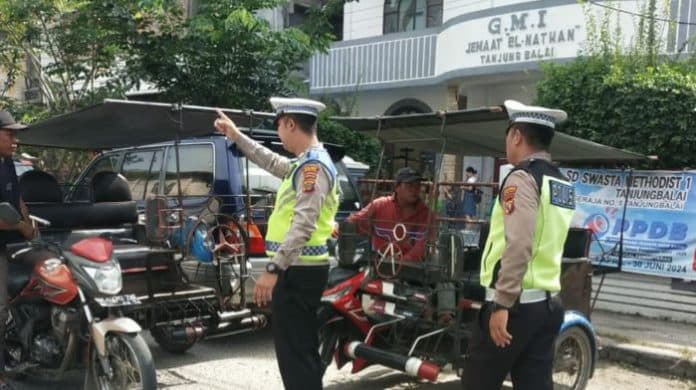 satlantas_polres_tanjung_balai_jaga_kelancaran_ibadah_minggu_jemaat
