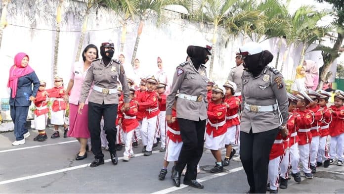 satlantas_tanjung_balai_perkenalkan_rambu_lalu_lintas_di_tk_kemala_bhayangkari