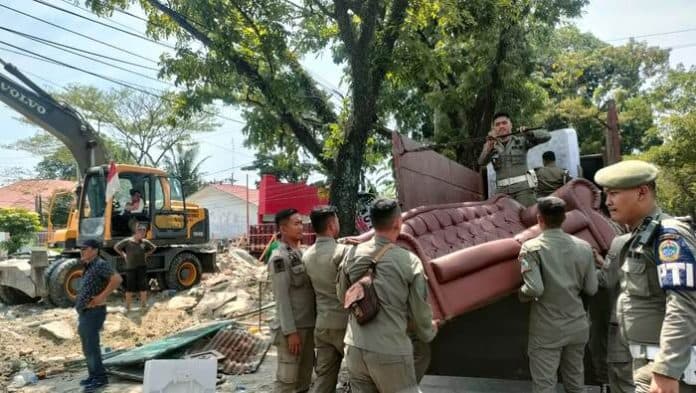 satpol_pp_bongkar_bangunan_liar_di_atas_tanah_milik_barantin