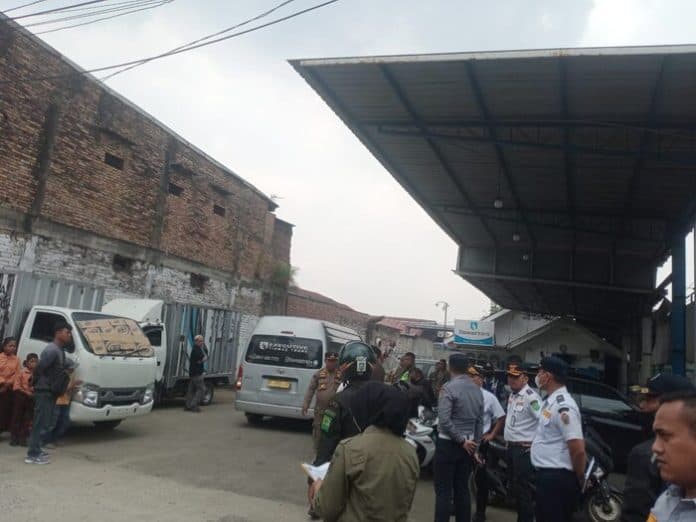 satpol_pp_dan_dishub_medan_segel_puluhan_pool_bus_tak_berizin_di_sm_raja