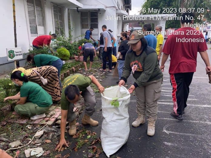satpol_pp_dan_dokter_rsu_dr_pirngadi_medan_gotong_royong_bersihkan_areal_rumah_sakit