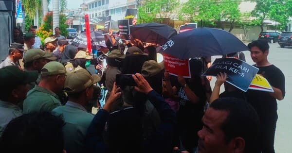 satpol_pp_kawal_demo_kkj_dan_lbh_medan_di_pomdam_ibb_irvan_paling_aneh