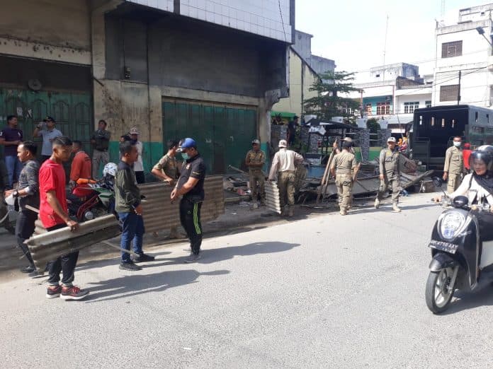 satpol_pp_sergai_bongkar_lapak_pedagang_di_simpang_kampung_keling