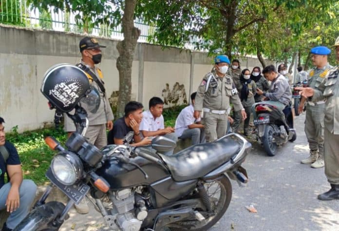 satpol_pp_siantar_gelar_razia_aksi_konvoi_dan_corat_coret_pelajar_begini_hasilnya