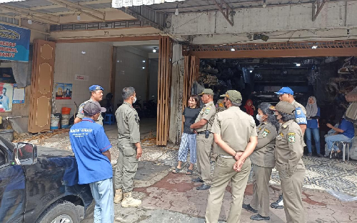 satpol_pp_siantar_tertibkan_bengkel_dan_pedagang_di_jalan_merdeka