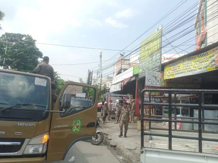 satpol_pp_tertibkan_banner_tak_sesuai_aturan_di_sm_raja_medan
