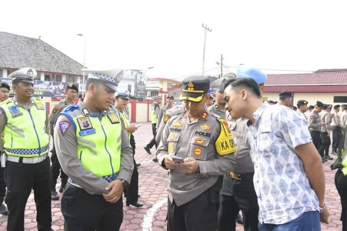 satu_personel_polres_samosir_ketahuan_pakai_aplikasi_judi_online
