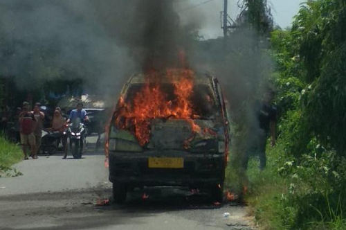 satu_unit_angkot_koperasi_beringin_ludes_terbakar_di_siantar