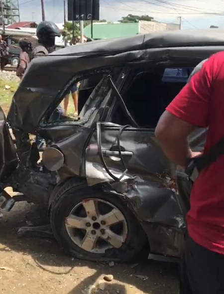 satu_unit_grand_vitara_ringsek_ditabrak_kereta_api_di_sunggal