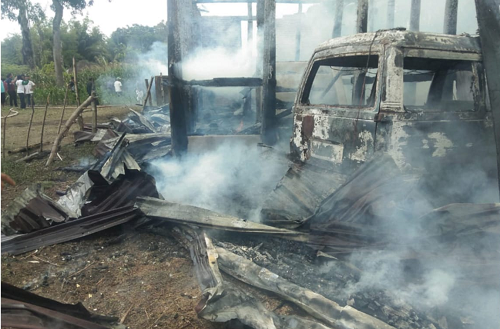satu_unit_rumah_dan_mobil_carry_hangus_terbakar_di_sigumpar_toba