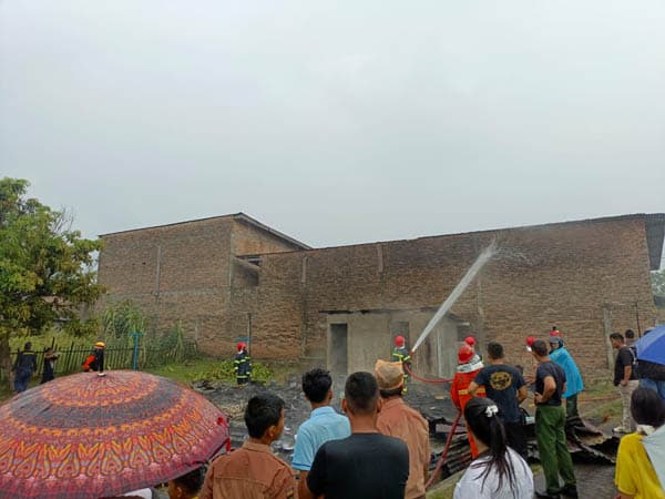 satu_unit_rumah_di_jalan_mahoni_siantar_terbakar_di_tengah_guyuran_hujan