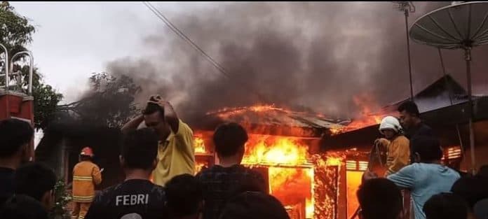 satu_unit_rumah_di_tebing_tinggi_ludes_dilahap_api