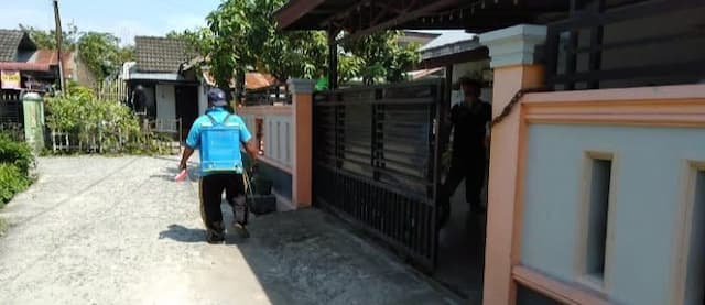 satu_warganya_positif_covid_19_komplek_perumahan_bsp_disemprot_disinfektan