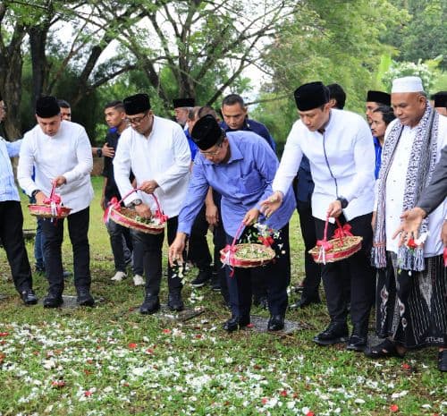 sby_dan_ahy_ziarah_ke_kuburan_massal_siron_peringati_19_tahun_tsunami_aceh