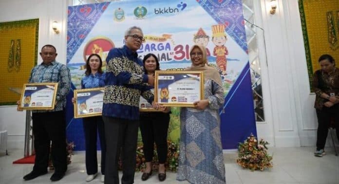 sebagai_baas_pt_pelindo_regional_1_terima_penghargaan_dari_bkkbn