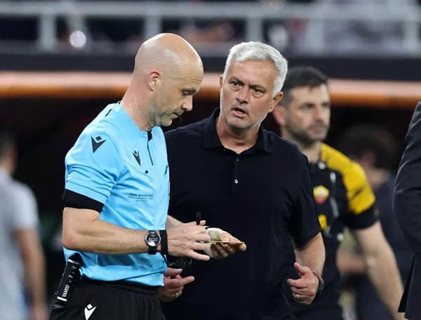 sehari_setelah_kalah_dari_ac_milan_as_roma_pecat_mourinho