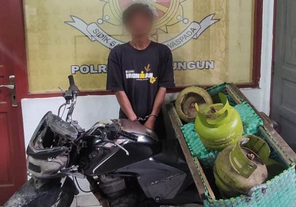sehari_usai_bongkar_kios_pangkas_di_tiga_runggu_pria_ini_ditangkap_polisi
