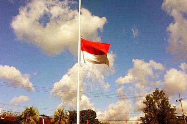 sejumlah_kantor_pemerintah_di_dairi_kibarkan_bendera_untuk_peringati_meninggalnya_hamzah_haz