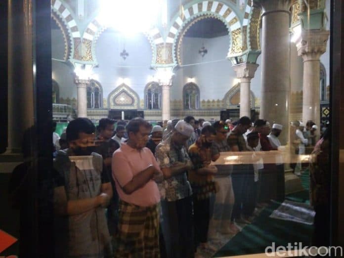 sejumlah_masjid_di_kota_medan_gelar_tarawih_berjemaah