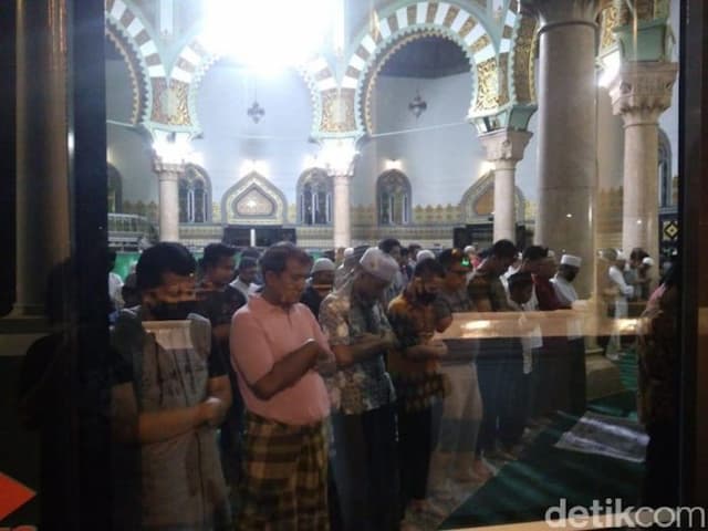 sejumlah_masjid_di_kota_medan_gelar_tarawih_berjemaah