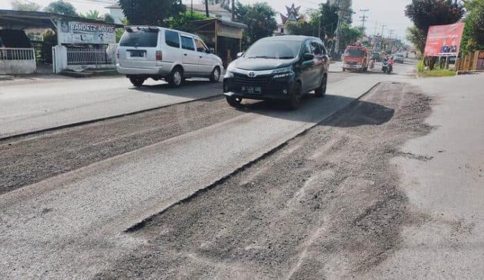 sejumlah_pengendara_alami_kecelakaan_di_lokasi_proyek_tambal_sulam_jalan_nasional_sidikalang