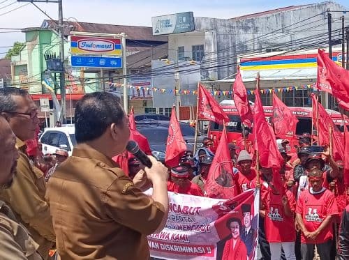 sekda_dairi_kasatpol_pp_akan_dinonaktifkan_jika_ada_pelanggaran_soal_penurunan_bendera_parpol