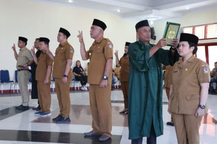 sekda_kabupaten_toba_lantik_pejabat_administrator_dan_pengawas_ini_pesannya