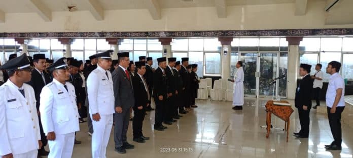 sekda_lantik_72_pejabat_fungsional_wabup_dairi_tidak_ada_perintah_bupati