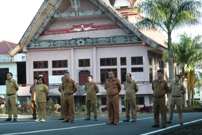 sekda_minta_asn_pakpak_bharat_mematuhi_disiplin_dan_jam_kerja