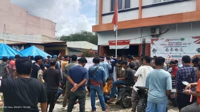 sekda_palas_dan_ratusan_kades_diduga_tak_netral_warga_demo_bawaslu